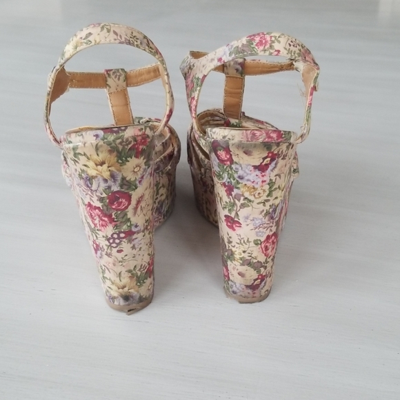 Floral Wedge - Picture 5 of 6